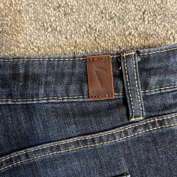 Simply Vera Vera Wang button fly, mid-rise shorts, size 2 - Picture 5 of 5